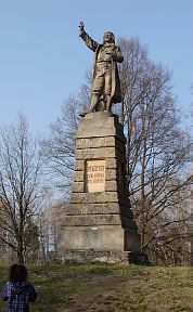 памятник в окресностях замка Глубока над Влтавой